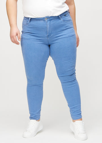 Skinny-Jeans für Damen in Blau, Farbe Geraniums. Vorderansicht an einem Plus-Size-Model; die Jeans liegen eng am Bein an.