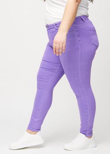 Skinny-Jeans für Damen in Lila, Farbe Lavenders. Seitenansicht an einem Plus-Size-Model.