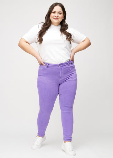 Skinny-Jeans für Damen in Lila, Farbe Lavenders. Ganzkörperansicht eines Plus-Size-Models in den Jeans.