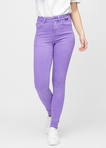 Skinny-Jeans für Damen in Lila, Farbe Lavenders. Vorderansicht an einem Model, mit eng anliegenden Beinen.