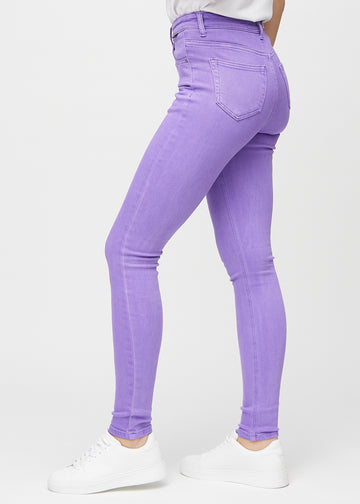 Skinny-Jeans für Damen in Lila, Farbe Lavenders. Seitenansicht an einem Model.