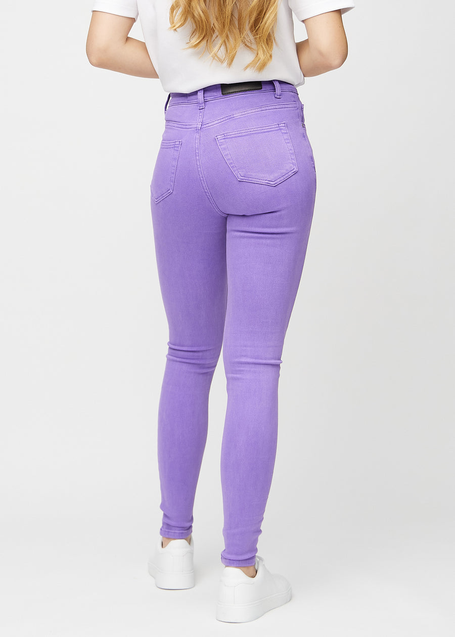 Skinny-Jeans für Damen in Lila, Farbe Lavenders. Rückansicht an einem Model mit der gesamten Passform.