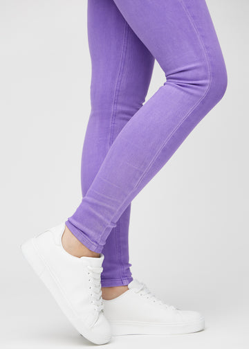 Skinny-Jeans für Damen in Lila, Farbe Lavenders. Nahaufnahme der eng anliegenden Beinabschlüsse am Knöchel eines Models.