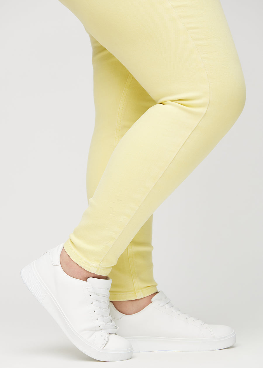 Die Knöchel eines Plus-Size-Models, damit man sehen kann, wie locker oder eng die Jeans anliegen.