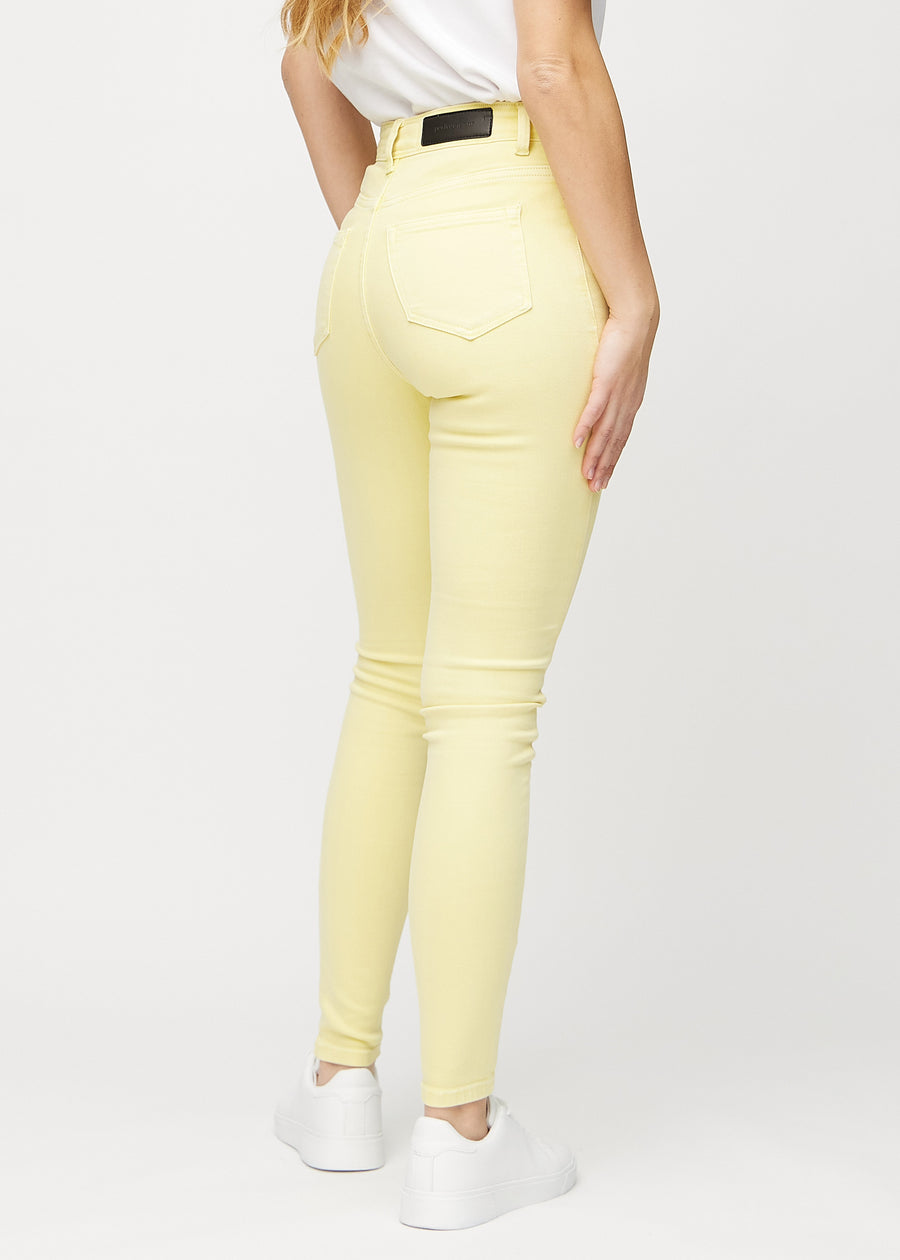 Hellgelbe skinny jeans von hinten gesehen, damit man das ganze Produkt sehen kann.