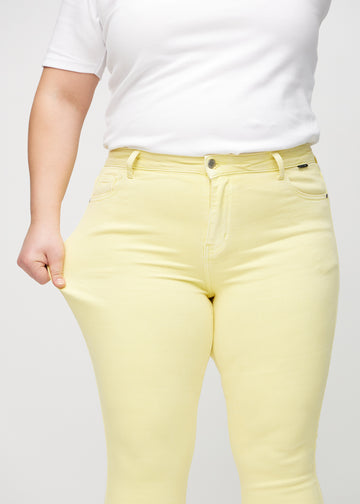 Das Plus-Size-Model zieht die Jeans am Oberschenkel auseinander, um den Stretch zu zeigen.