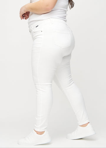 Skinny-Jeans für Damen in Weiß, Farbe Marguerites. Seitenansicht an einem Plus-Size-Model.