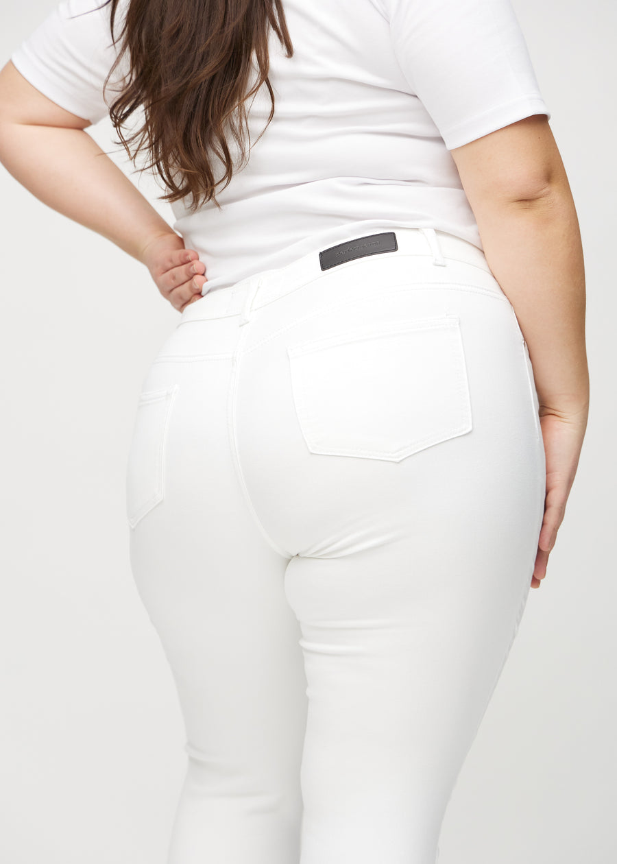 Skinny-Jeans für Damen in Weiß, Farbe Marguerites. Nahaufnahme der Rückseite an einem Plus-Size-Model, um Details zu zeigen.