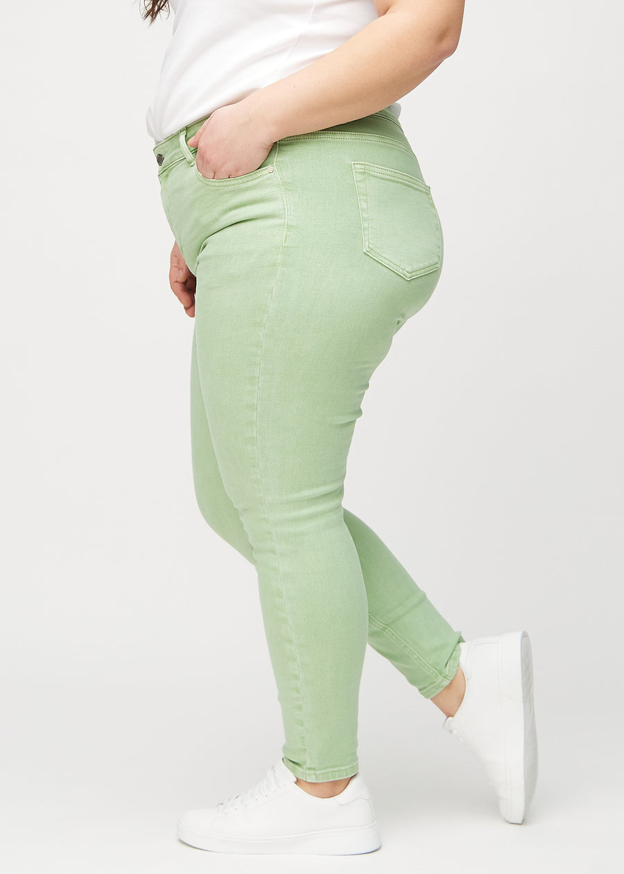 Skinny-Jeans für Damen in Hellgrün, Farbe Mints. Seitenansicht an einem Plus-Size-Model.