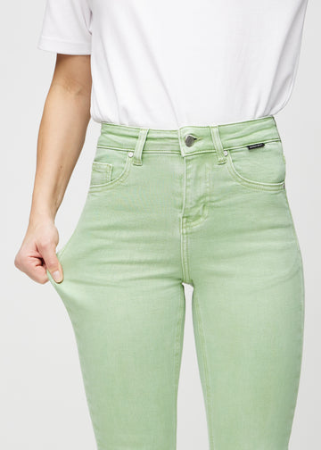Skinny-Jeans für Damen in Hellgrün, Farbe Mints. Ein Model dehnt den Jeansstoff am Oberschenkel, um den Stretch zu zeigen.