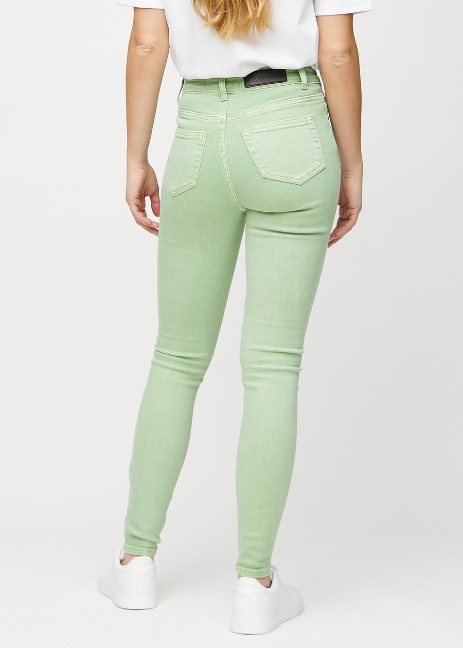 Skinny-Jeans für Damen in Hellgrün, Farbe Mints. Rückansicht an einem Model mit der gesamten Passform.