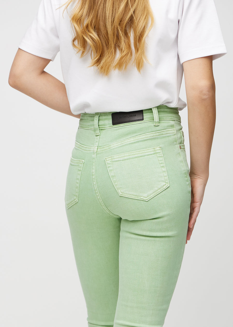 Skinny-Jeans für Damen in Hellgrün, Farbe Mints. Nahaufnahme der Rückseite an einem Model, um Details zu zeigen.