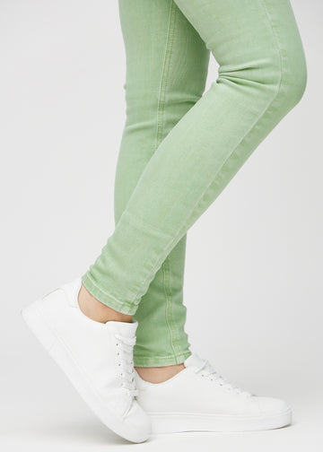 Skinny-Jeans für Damen in Hellgrün, Farbe Mints. Nahaufnahme der eng anliegenden Beinabschlüsse am Knöchel eines Models.