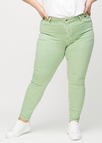 Skinny-Jeans für Damen in Hellgrün, Farbe Mints. Vorderansicht an einem Plus-Size-Model, mit eng anliegenden Beinen.
