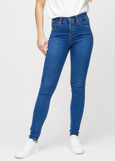 Skinny-Jeans für Damen in Dunkelblau, Farbe Oceans. Vorderansicht an einem Model, mit eng anliegenden Beinen.