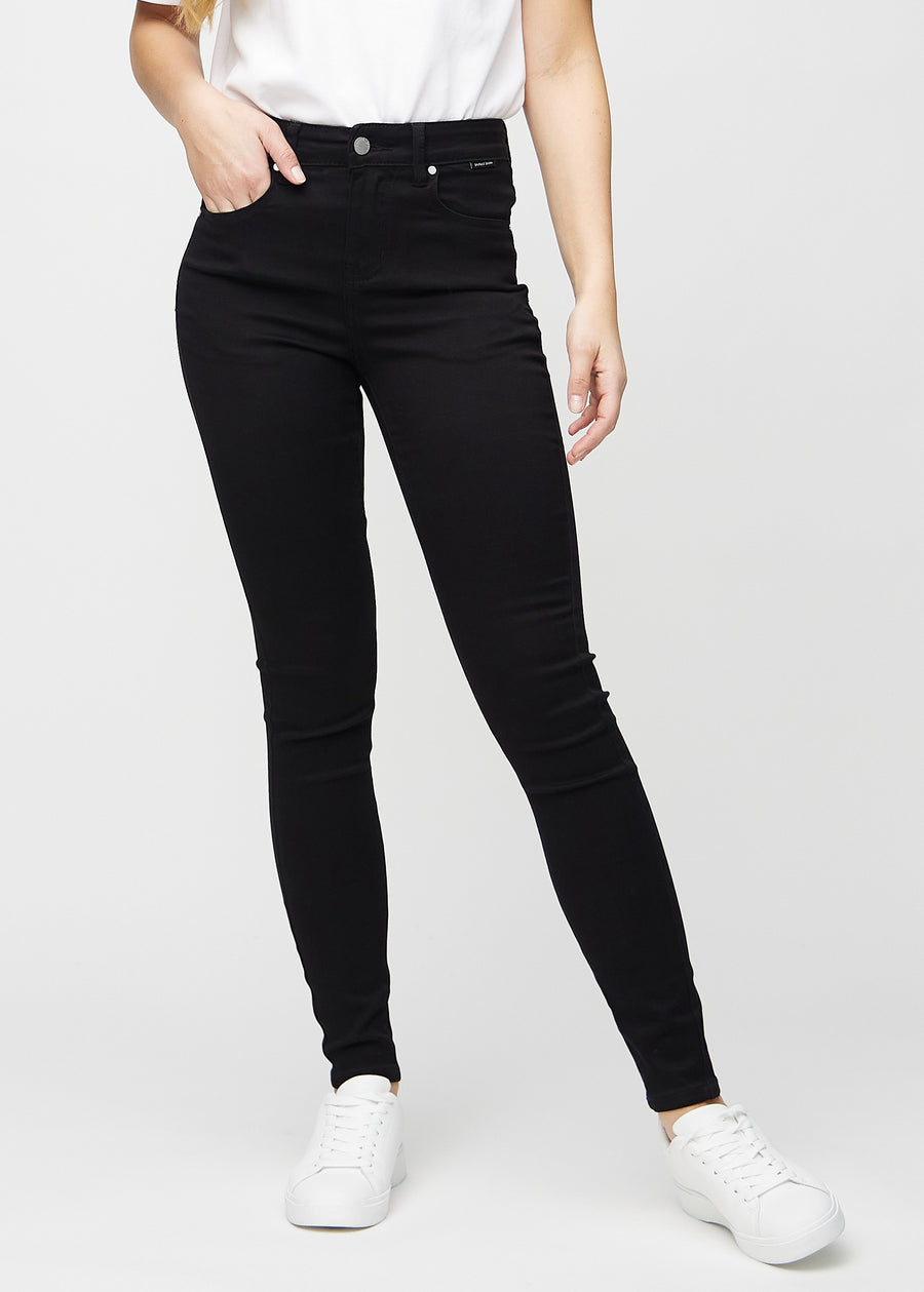 Skinny-Jeans für Damen in Schwarz, Farbe Ravens. Vorderansicht an einem Model; die Jeans liegen eng am Bein an.