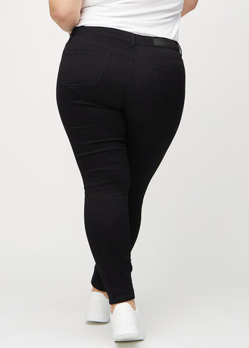 Skinny-Jeans für Damen in Schwarz, Farbe Ravens. Rückansicht an einem Plus-Size-Model, die gesamte Passform ist zu sehen.