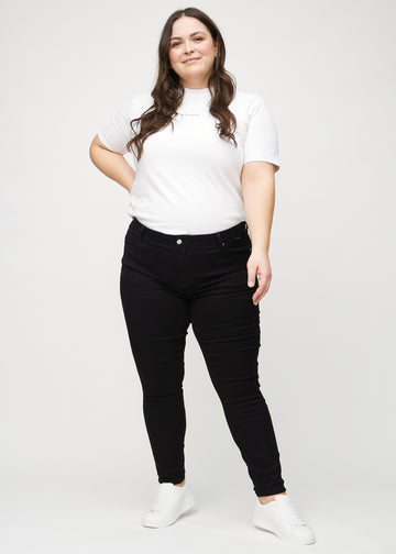 Skinny-Jeans für Damen in Schwarz, Farbe Ravens. Ganzkörperansicht eines Plus-Size-Models in den Jeans.