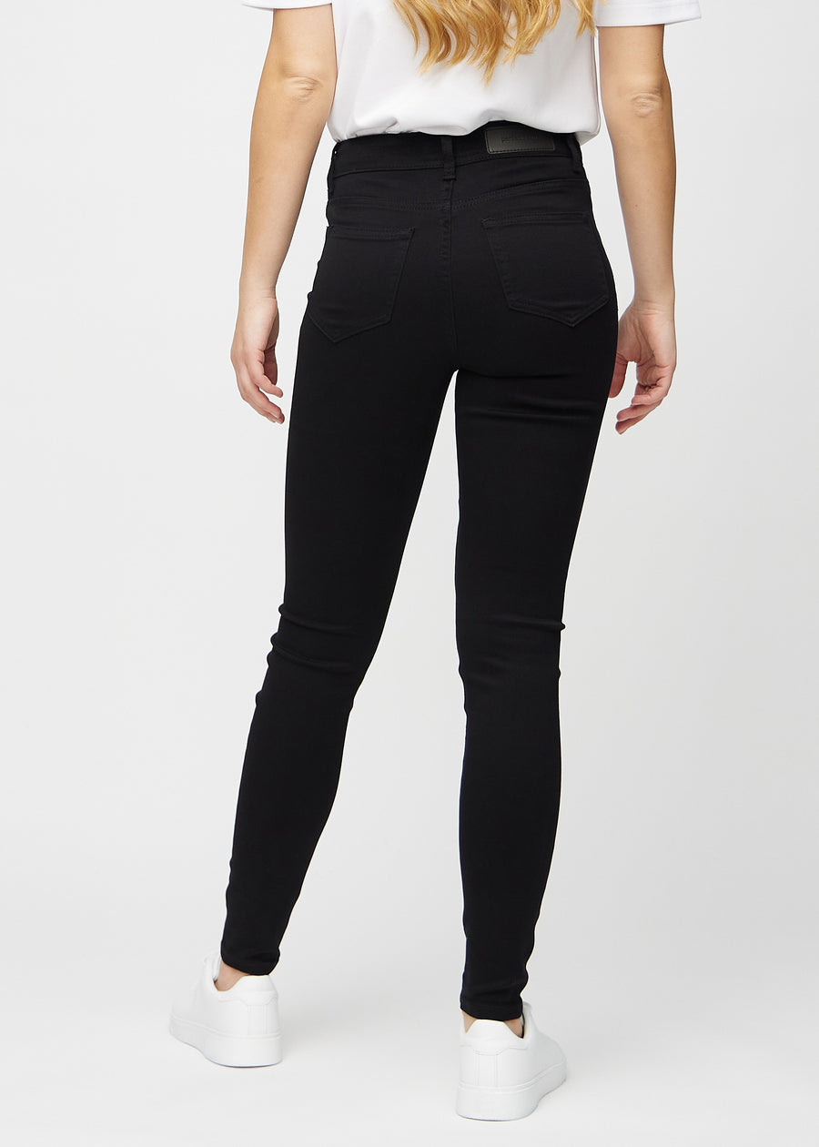 Skinny-Jeans für Damen in Schwarz, Farbe Ravens. Rückansicht an einem Model, die gesamte Passform ist zu sehen.