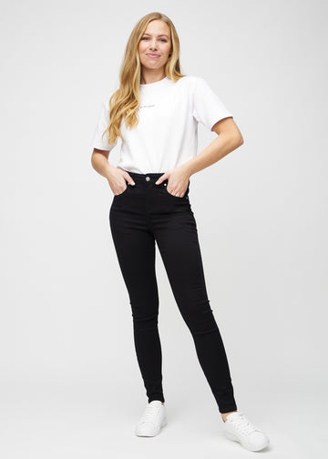 Skinny-Jeans für Damen in Schwarz, Farbe Ravens. Ganzkörperansicht eines Models in den Jeans.