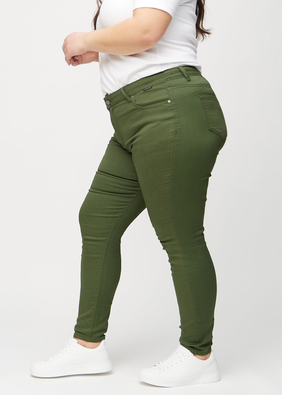 Skinny-Jeans für Damen in Dunkelgrün, Farbe Renewals. Seitenansicht an einem Plus-Size-Model.