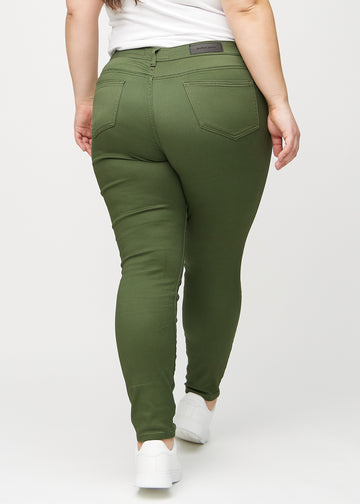 Skinny-Jeans für Damen in Dunkelgrün, Farbe Renewals. Rückansicht an einem Plus-Size-Model mit der gesamten Passform.
