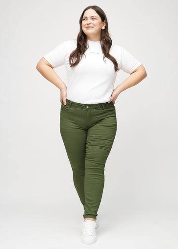 Skinny-Jeans für Damen in Dunkelgrün, Farbe Renewals. Ganzkörperansicht eines Plus-Size-Models in den Jeans.