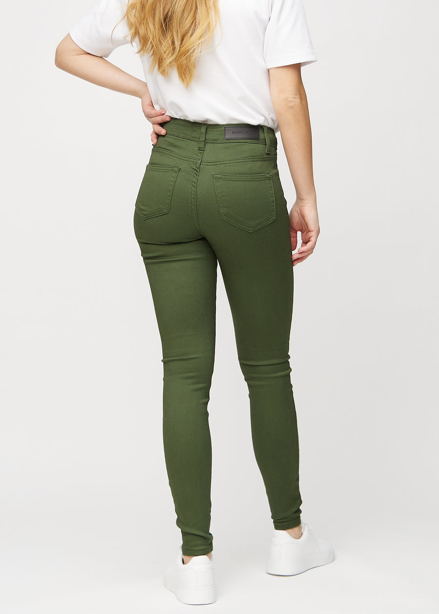 Skinny-Jeans für Damen in Dunkelgrün, Farbe Renewals. Rückansicht an einem Model, die gesamte Passform ist zu sehen.