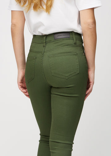 Skinny-Jeans für Damen in Dunkelgrün, Farbe Renewals. Detailansicht der Rückseite an einem Model.