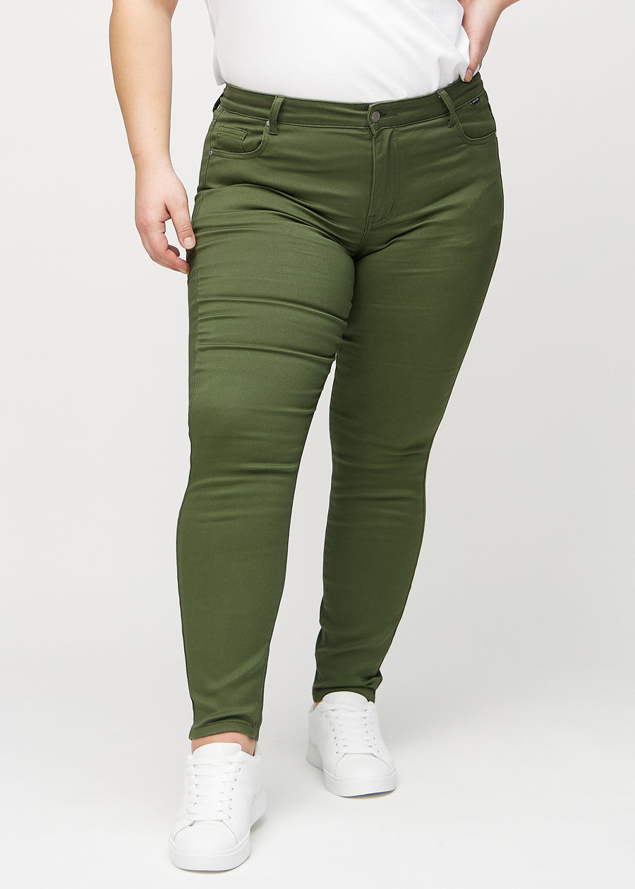 Skinny-Jeans für Damen in Dunkelgrün, Farbe Renewals. Vorderansicht an einem Plus-Size-Model; die Jeans liegen eng am Bein an.