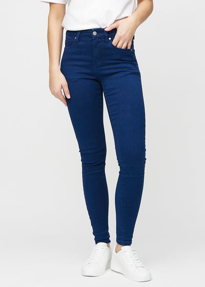 Skinny-Jeans für Damen in Dunkelblau, Farbe Royals. Vorderansicht an einem Model; die Jeans liegen eng am Bein an.