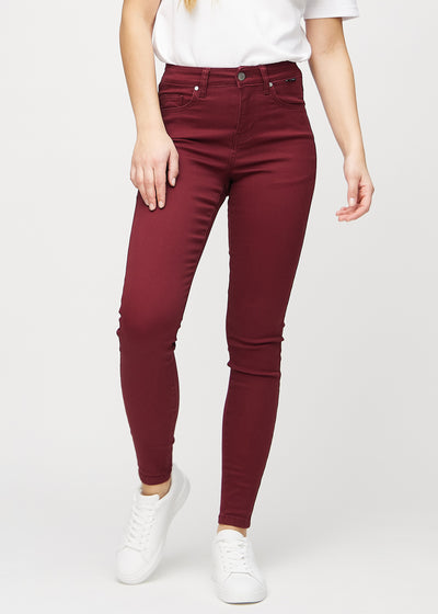 Skinny-Jeans für Damen in Dunkelrot, Farbe Santas. Vorderansicht an einem Model, mit eng anliegenden Beinen.