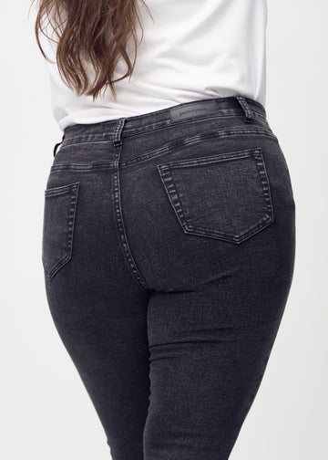 Skinny-Jeans für Damen in Dunkelgrau, Farbe Shadows. Nahaufnahme der Rückseite an einem Plus-Size-Model, um Details zu zeigen.
