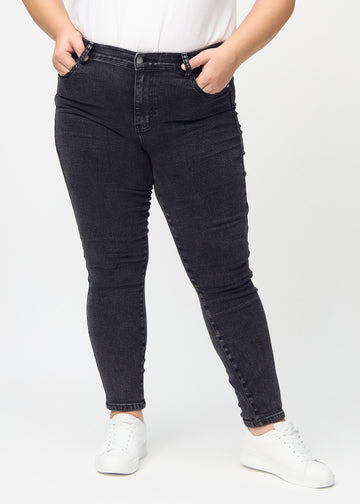 Skinny-Jeans für Damen in Dunkelgrau, Farbe Shadows. Vorderansicht an einem Plus-Size-Model, mit eng anliegenden Beinen.