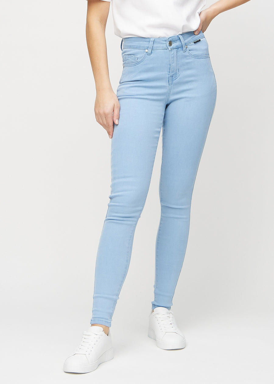 Skinny-Jeans für Damen in Hellblau, Farbe Skies. Vorderansicht an einem Model; die Jeans liegen eng am Bein an.