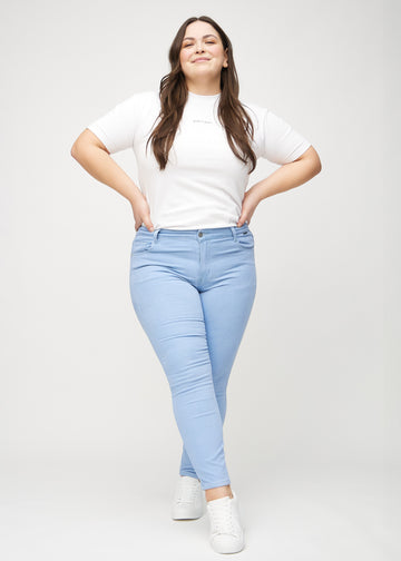 Skinny-Jeans für Damen in Hellblau, Farbe Skies. Ganzkörperansicht eines Plus-Size-Models in den Jeans.