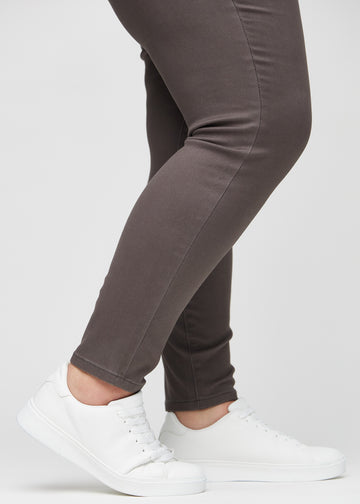 Die Knöchel eines Plus-Size-Models, damit man sehen kann, wie eng die Jeans anliegen.