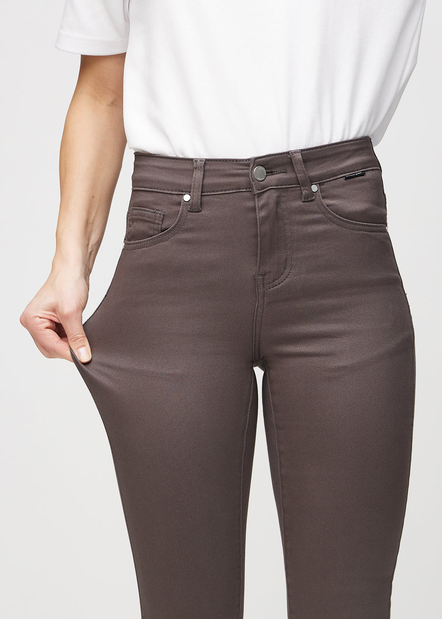 Das Model dehnt die Jeans am Oberschenkel, um den Stretch zu zeigen.