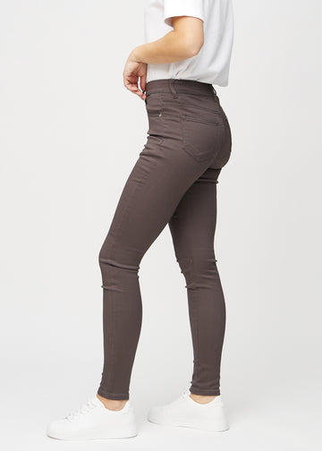 Graubraune skinny jeans von der Seite am Model gezeigt.