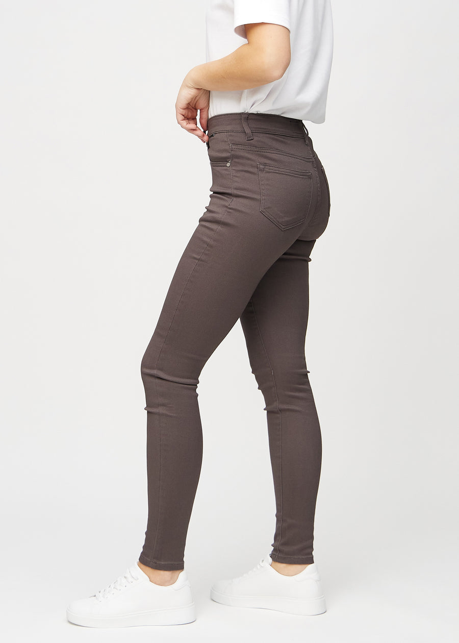 Graubraune skinny jeans von der Seite am Model gezeigt.