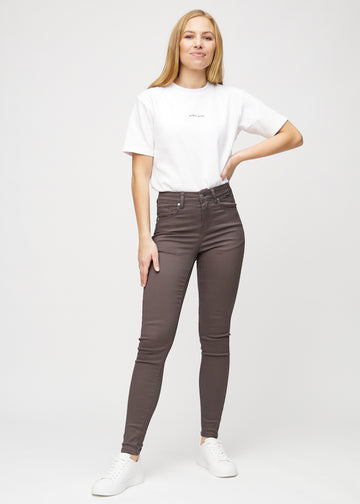 Ganzkörperbild eines Models in graubraunen skinny jeans.