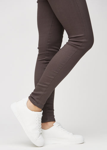 Die Knöchel eines Models, damit man sehen kann, wie eng die Jeans anliegen.