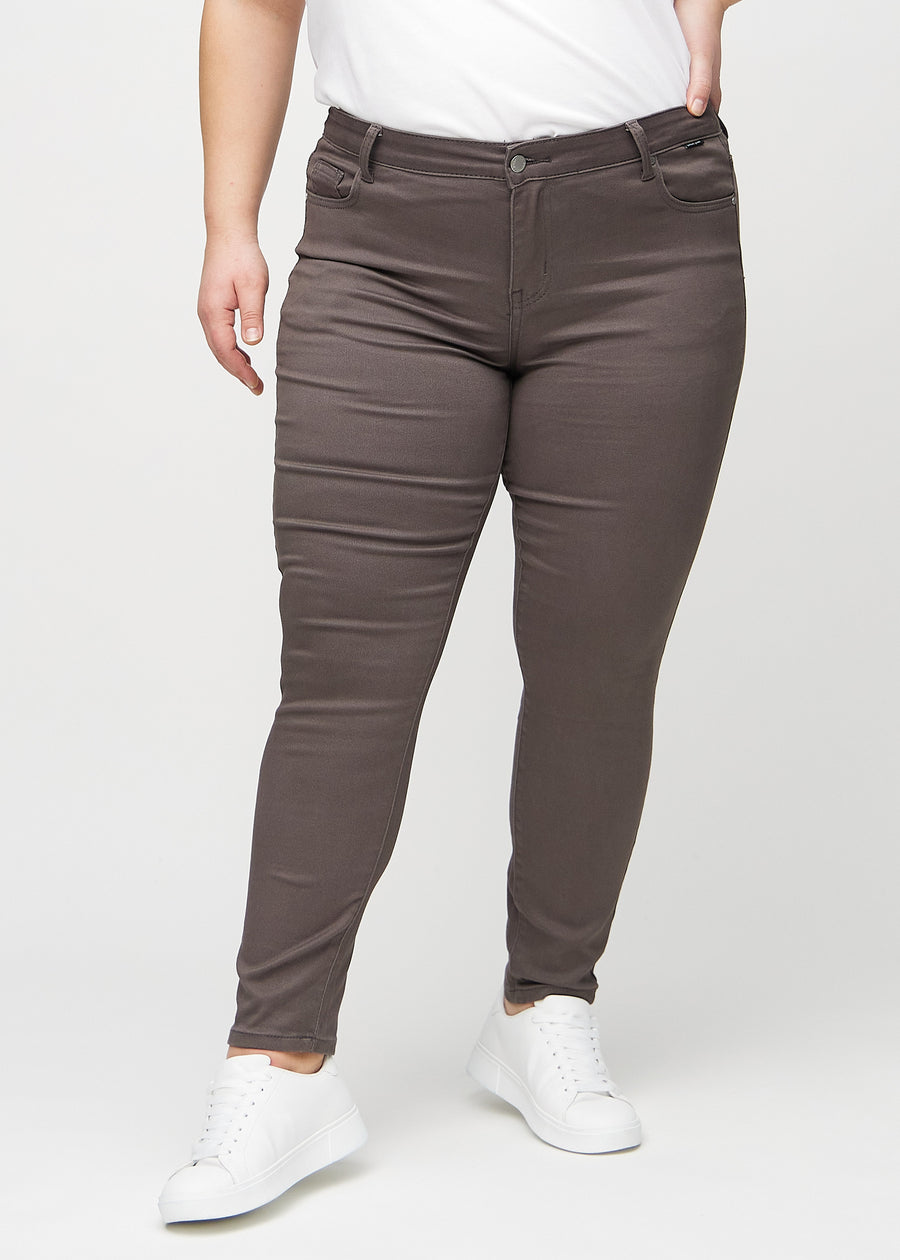 Graubraune skinny jeans, Modellname Thunders, die bei einem Plus-Size-Model eng am Bein anliegen, von vorn gesehen.