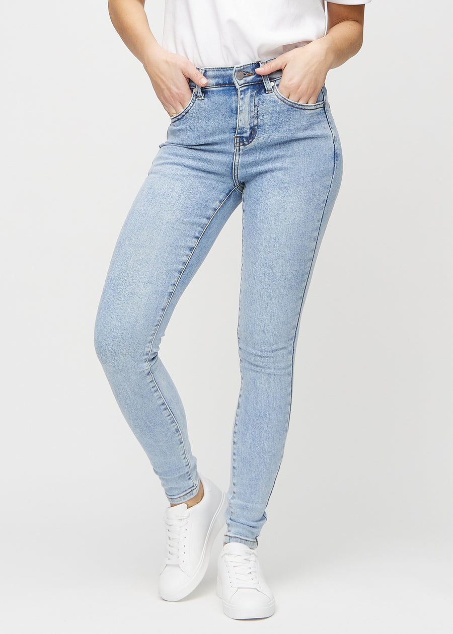 Skinny-Jeans für Damen in Hellblau, Farbe Waves. Vorderansicht an einem Model, mit eng anliegenden Beinen.