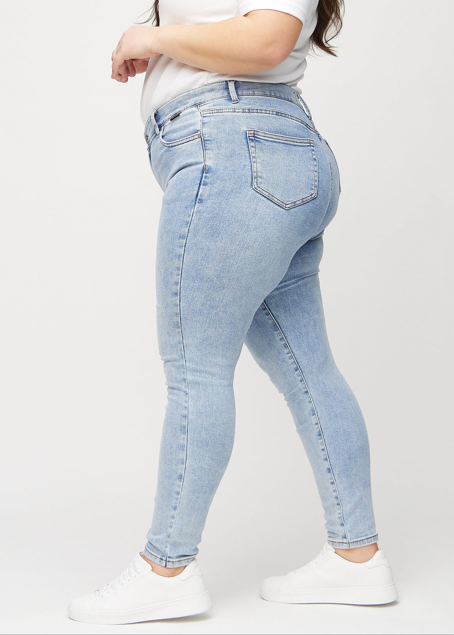 Skinny-Jeans für Damen in Hellblau, Farbe Waves. Seitenansicht an einem Plus-Size-Model.