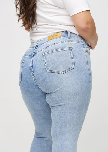 Skinny-Jeans für Damen in Hellblau, Farbe Waves. Nahaufnahme der Rückseite an einem Plus-Size-Model, um Details zu zeigen.