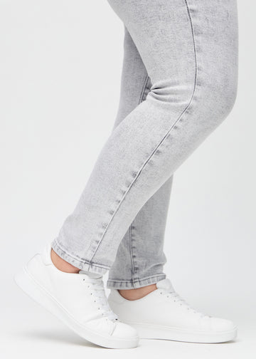 Die Knöchel eines Plus-Size-Models, damit man sehen kann, wie eng die Jeans sitzt.