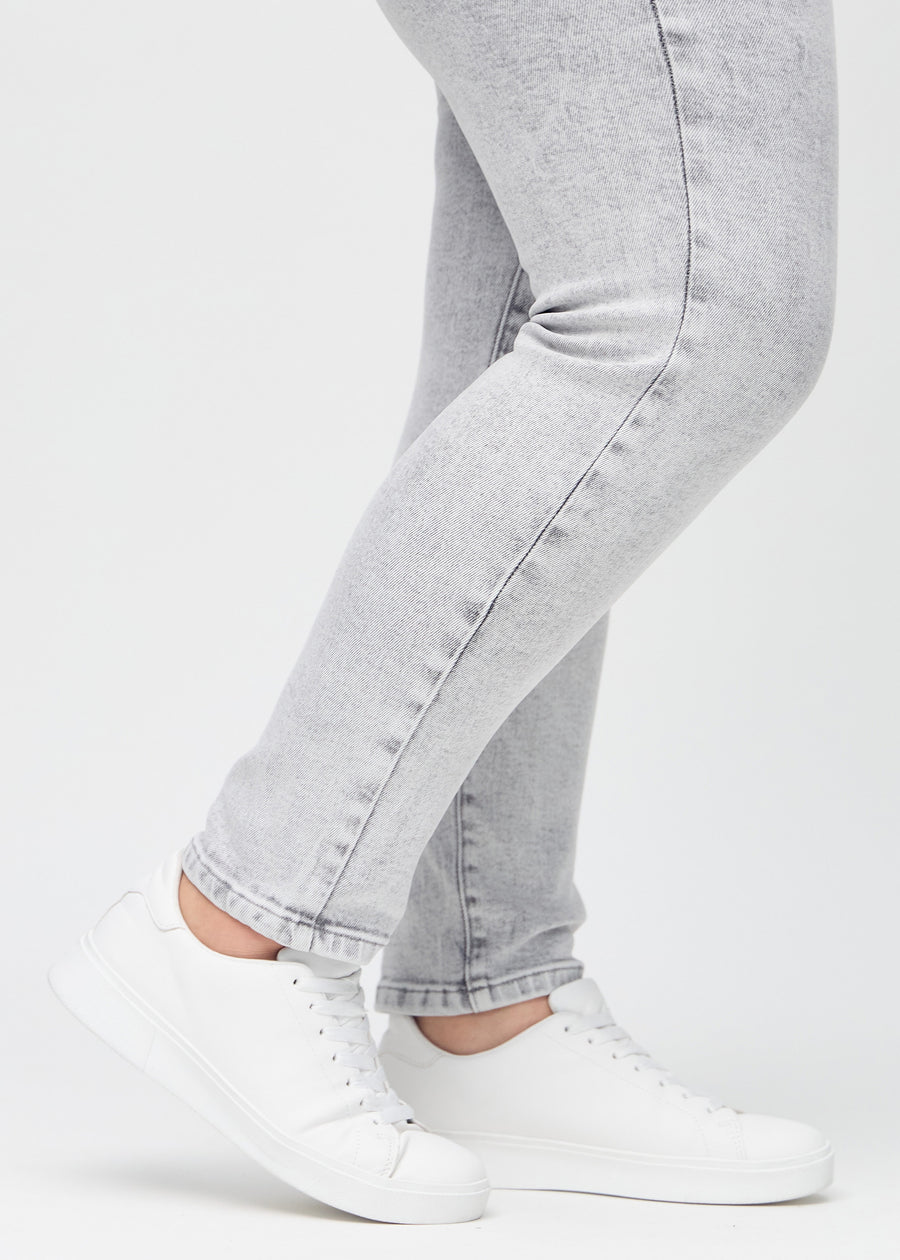 Die Knöchel eines Plus-Size-Models, damit man sehen kann, wie eng die Jeans sitzt.