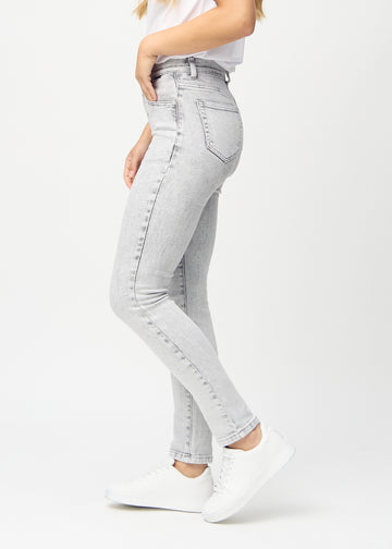 Hellgrauer Denim slim jeans von der Seite am Model gesehen.