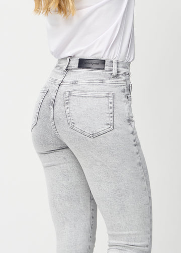 Hellgrauer Denim slim jeans von hinten in Nahaufnahme, um Details zu zeigen.